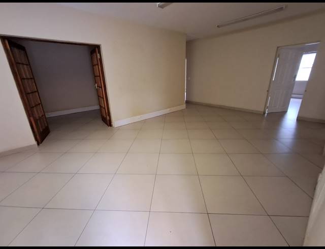180M² OFFICE TO LET IN THREE RIVERS PROPER